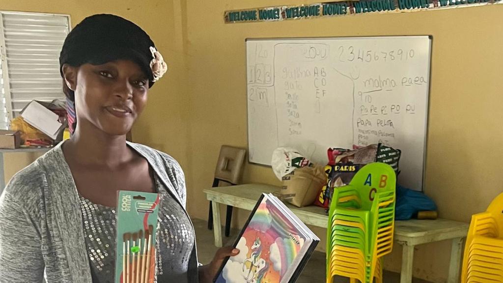 Luisa es la maestra de la escuela Palmeras en la Nieve.