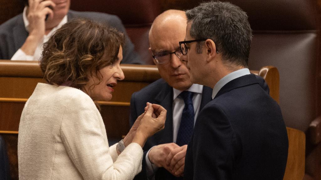 La vicepresidenta primera del Gobierno, María Jesús Montero, y el ministro de Presidencia, Félix Bolaños, el pasado martes en el Congreso.