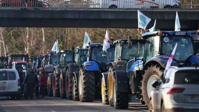 Decenas de tractores bloquean una carretera cerca de Ableiges, al norte de París, Francia, este viernes.