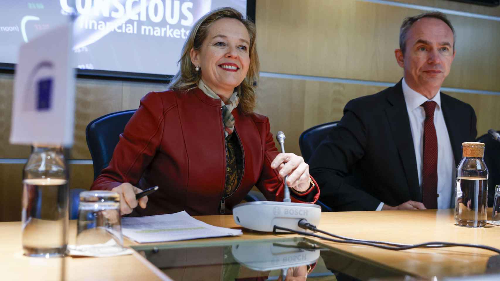 La presidenta del Banco Europeo de Inversiones (BEI), Nadia Calviño (i) y el director general de la entidad Jean Christophe Laloux (d), en Madrid.