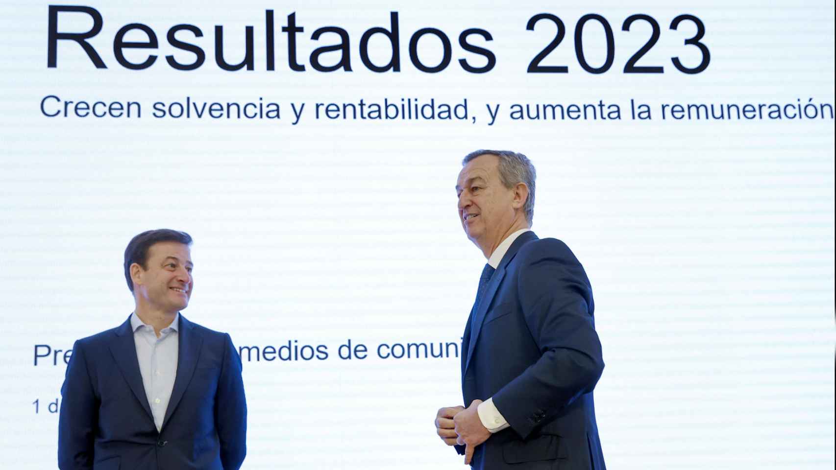 César González-Bueno, consejero delegado de Sabadell, y Leopoldo Alvear, director financiero del banco,  durante la rueda de prensa de presentación de los resultados del ejercicio 2023.