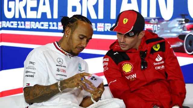 Lewis Hamilton y Charles Leclerc, durante una rueda de prensa esta temporada