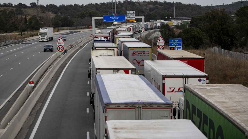 Camiones parados durante el corte de la A-9 francesa por una protesta de agricultores franceses este jueves.