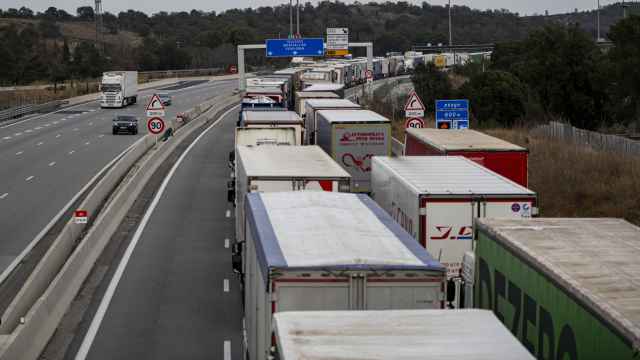 Camiones parados durante el corte de la A-9 francesa por una protesta de agricultores franceses este jueves.