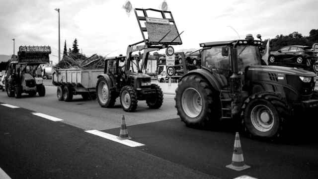 Varios tractores de agricultores franceses durante el corte de la A-9 francesa en las inmediaciones de la frontera con España