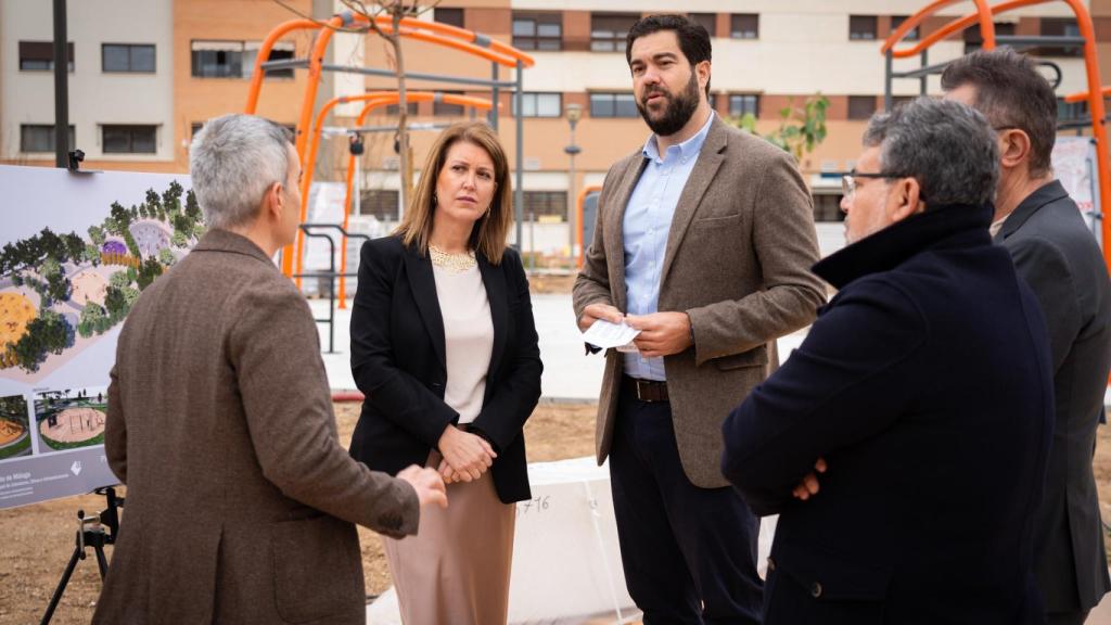 Carmen Casero, concejala de Ordenación del Territorio, y Borja Vivas, concejal de Deportes, este jueves, en la visita a un parque de 'workout'.