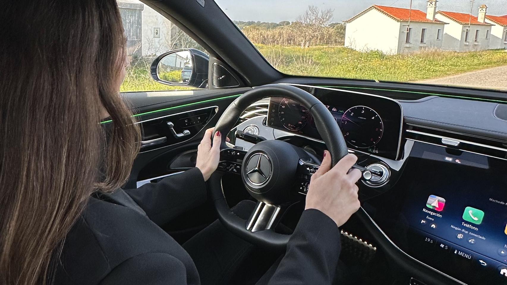 Al volante del Mercedes Clase E.