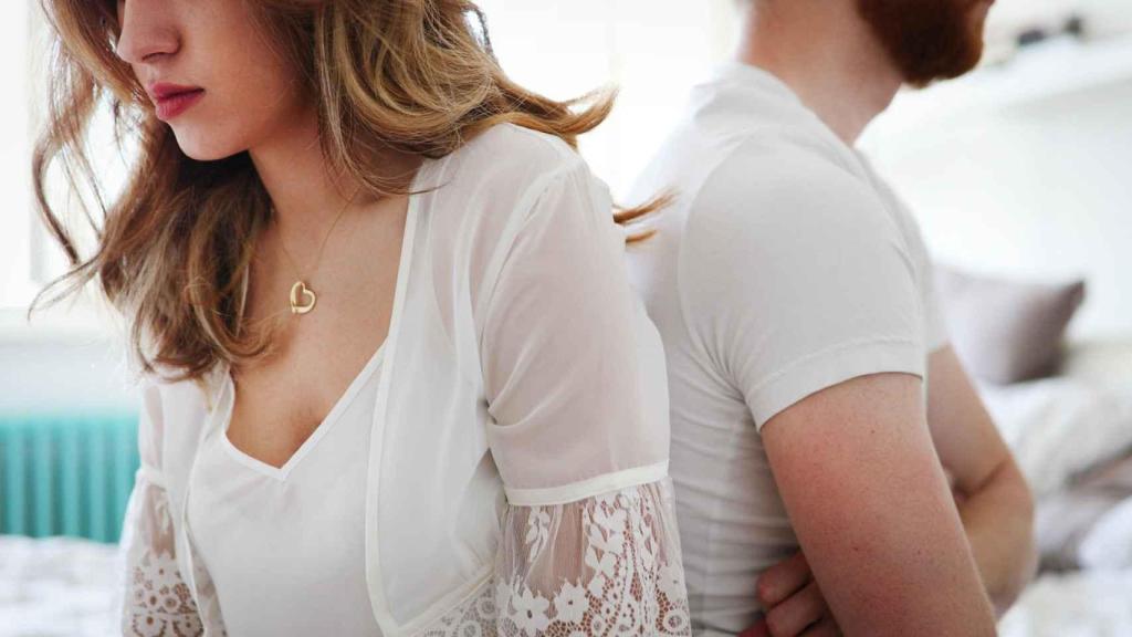 Una pareja, enfrentada.