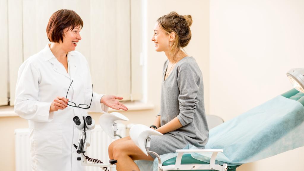 Una mujer con su ginecóloga en la clínica.