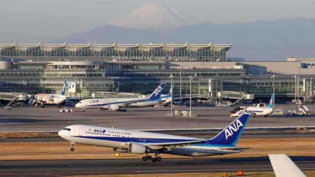 Un Boeing 767 de All Nippon Airways (ANA) despegando en el aeropuerto internacional de Tokio. Imagen de archivo.