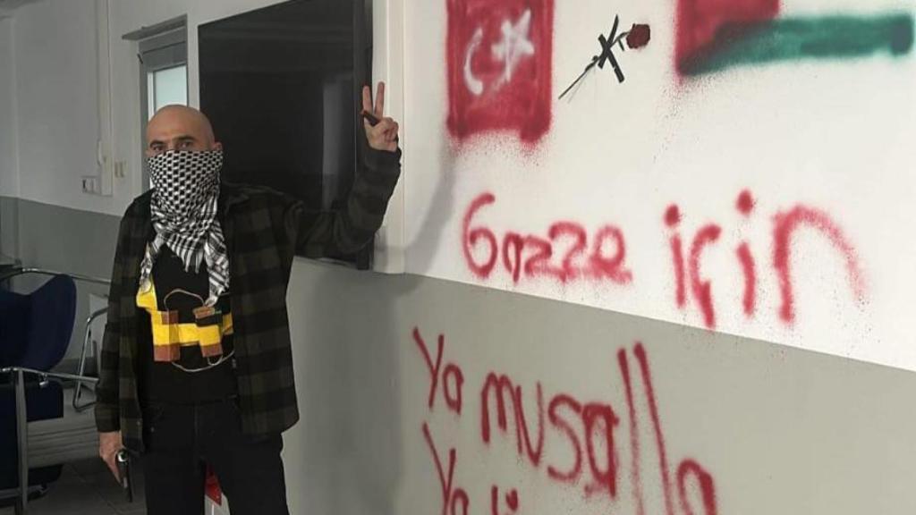 Imagen difundida por medios turcos del hombre armado que ha tomado varios rehenes.