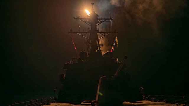 Imagen de un buque estadounidense lanzando misiles contra objetivos militares en Yemen en enero.