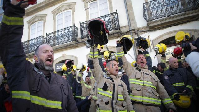 Bomberos comarcales en una protesta.