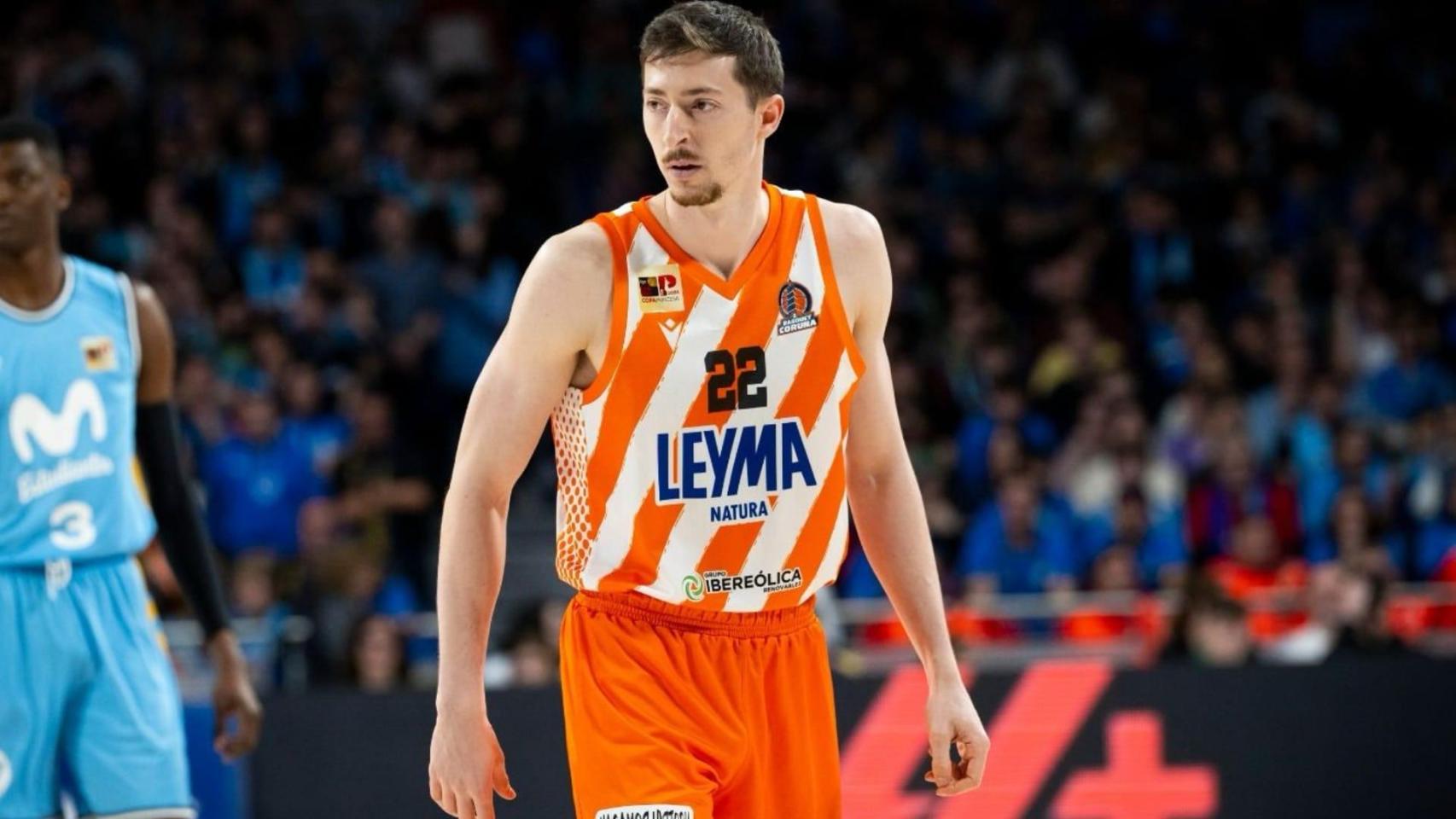 Aleix Font durante un partido del Básquet Coruña.