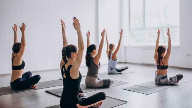 Imagen de clase grupal de yoga.