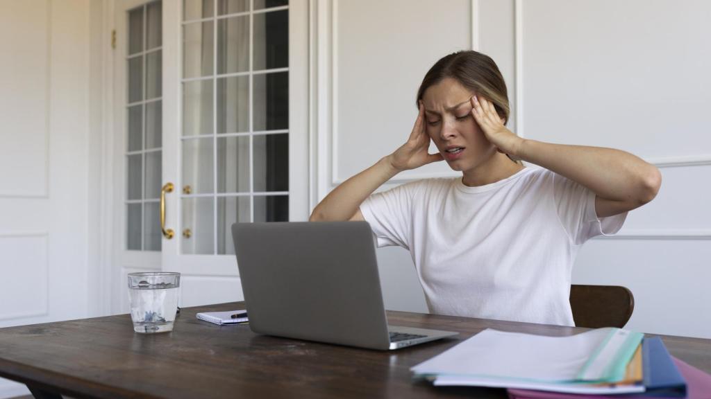 Mujer agobiada delante del ordenador,.