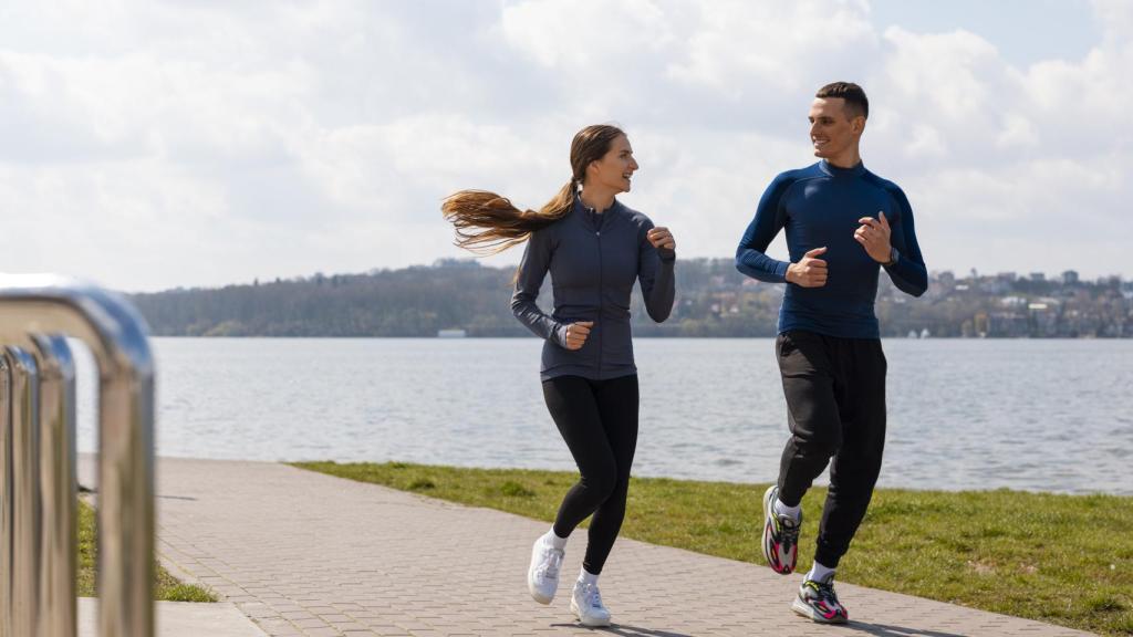 Un pareja corriendo.