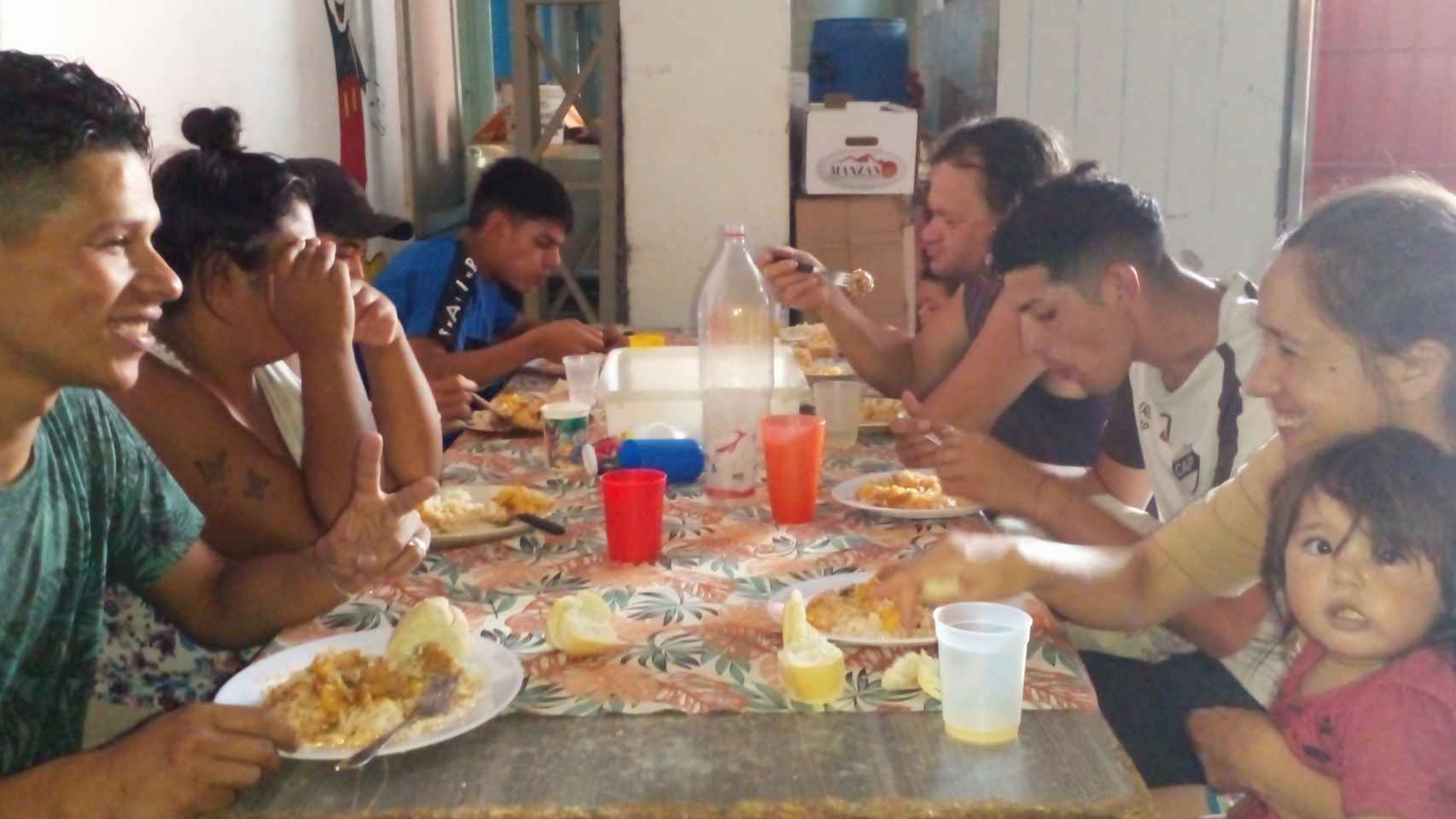 Una familia comiendo en el comedor social Los Piletones.