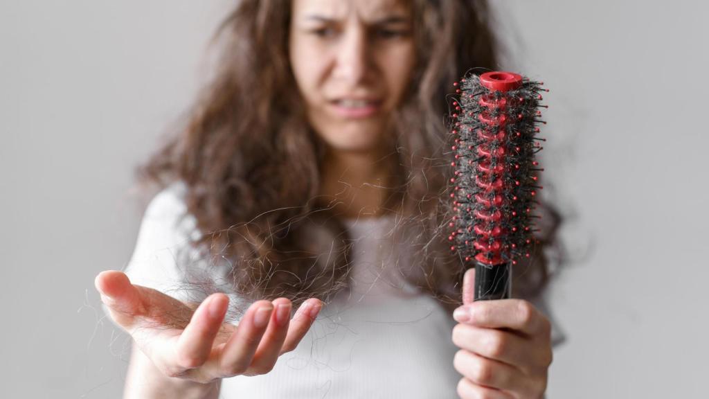 Mujer peinándose el cabello.