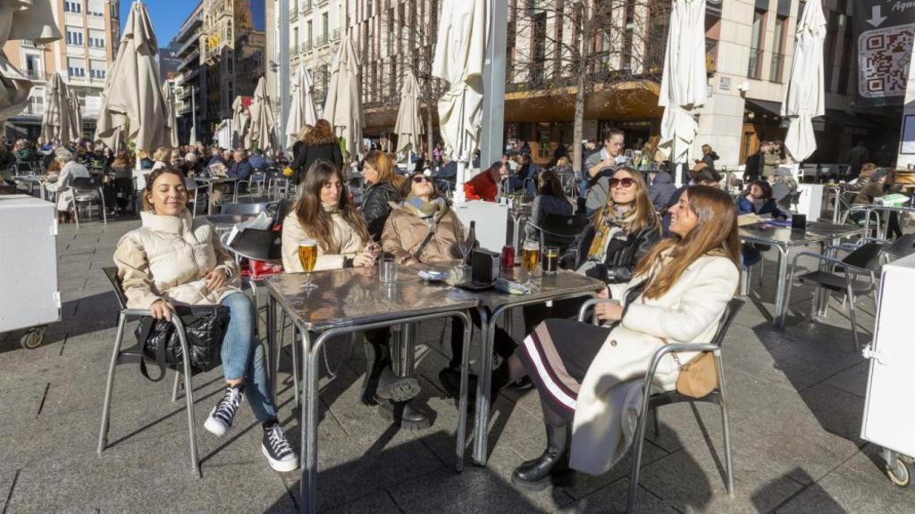 Un grupo de jóvenes en una terraza.