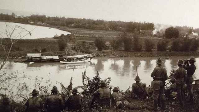 Soldados estadounidenses junto al río Pasig en Filipinas.  1898-1902