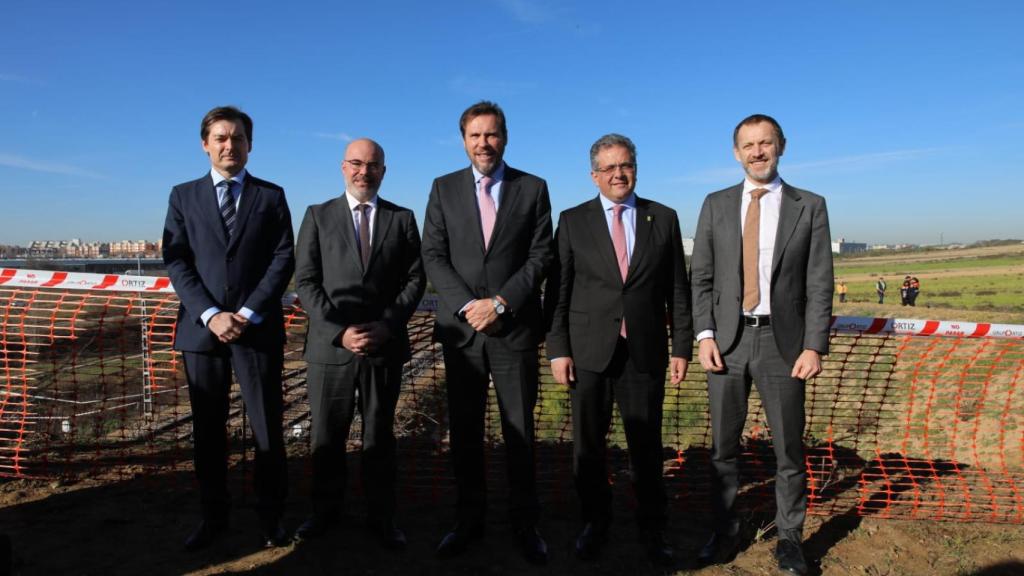 En el centro: el delegado del Gobierno, Óscar Puente y el alcalde de Parla.