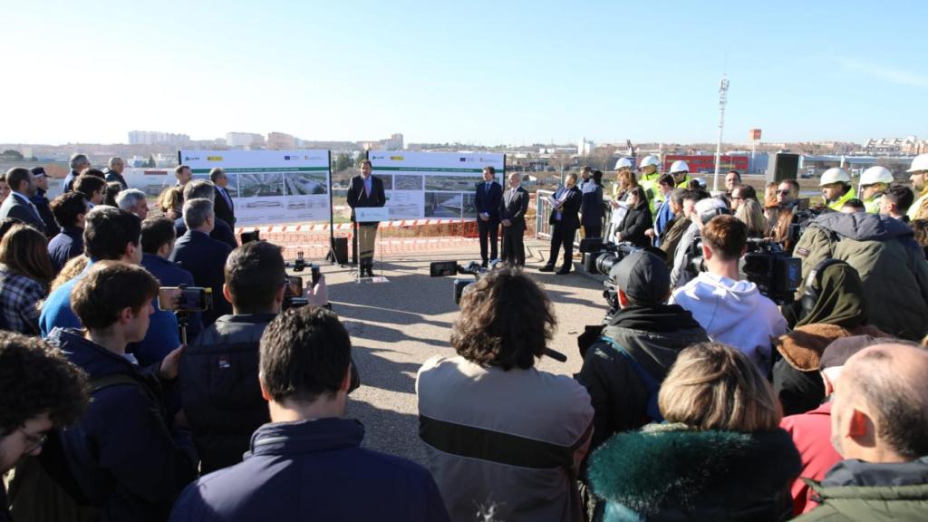 Rueda de prensa en lo alto del puente de Parla.