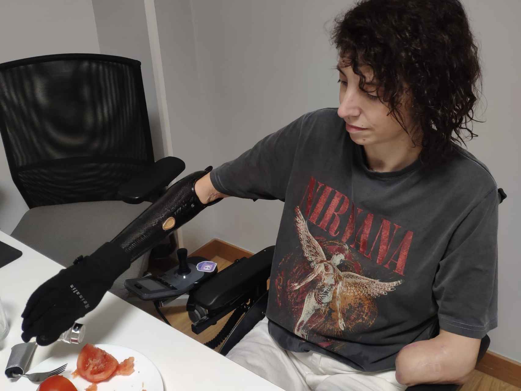 Ruth Carpintero en una de las terapias en Madrid donde aprende a usar sus prótesis