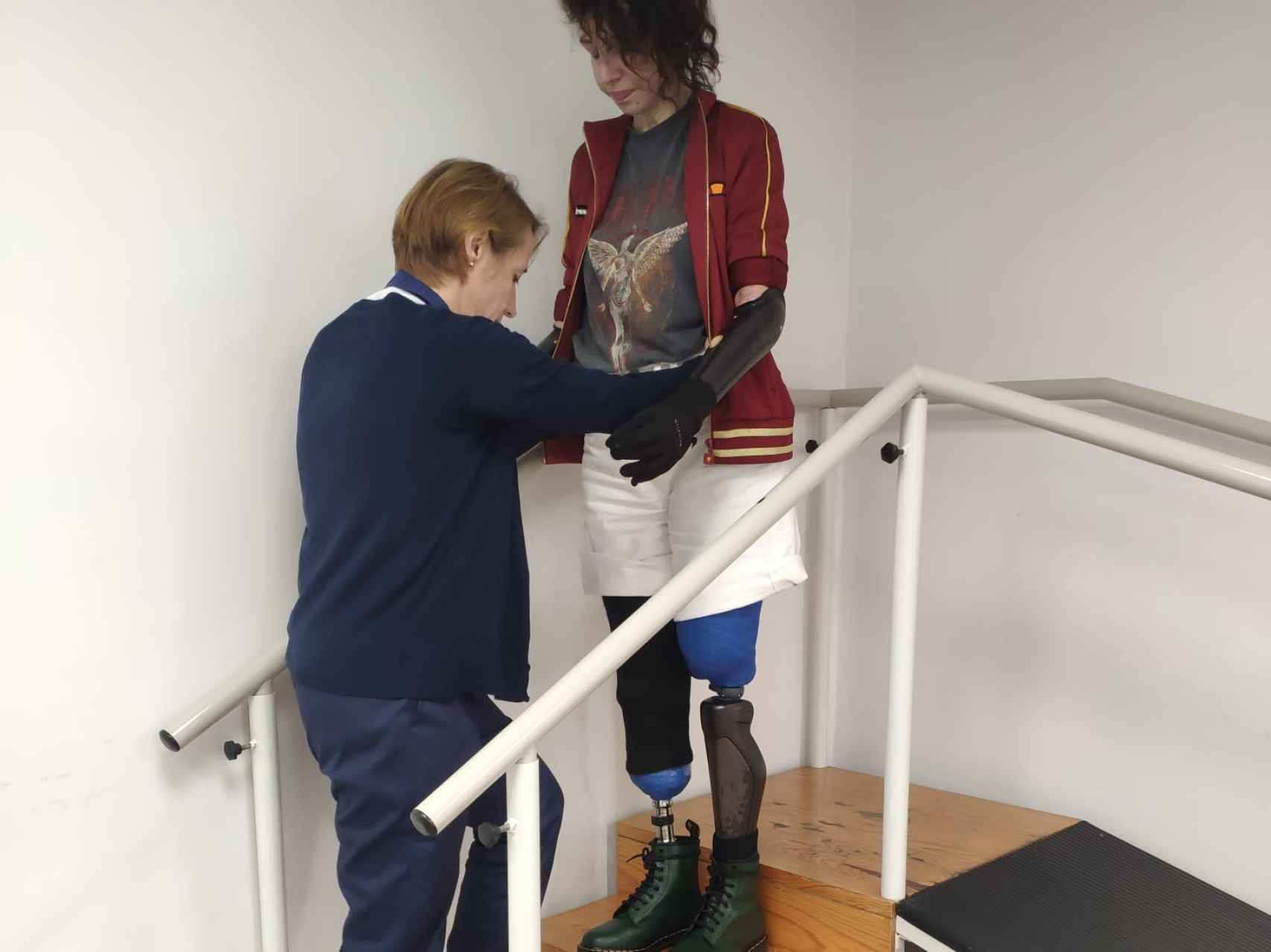 Ruth Carpintero durante las terapias ocupacionales en Madrid, donde aprende a usar las prótesis