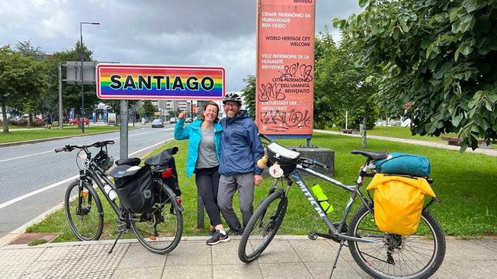 Olga Parra y Carlos Escolano, durante el camino de Santiago recorrido en bici.