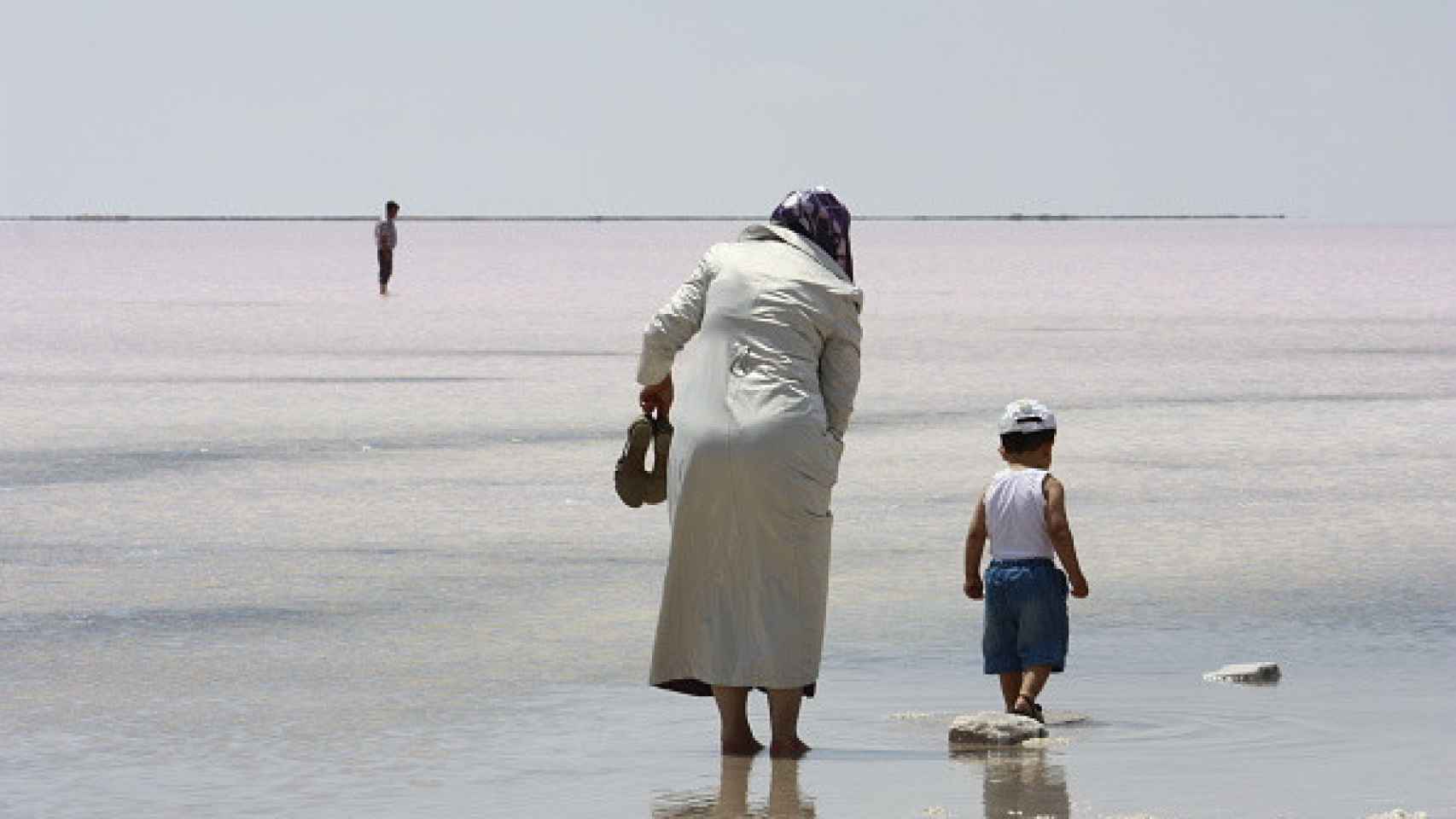 Imagen de archivo de una madre y su hijo en el lago.