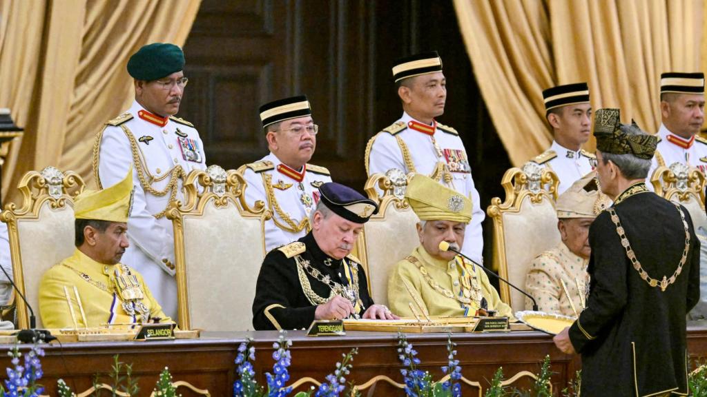 El sultán de Johor en la ceremonia de su coronación en el Palacio Nacional de Kuala Lumpur.