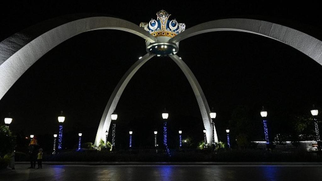 El arco con corona en la entrada principal del palacio Istana Bukit Serene, la residencia oficial del sultán de Johor, en Johor Bahru.