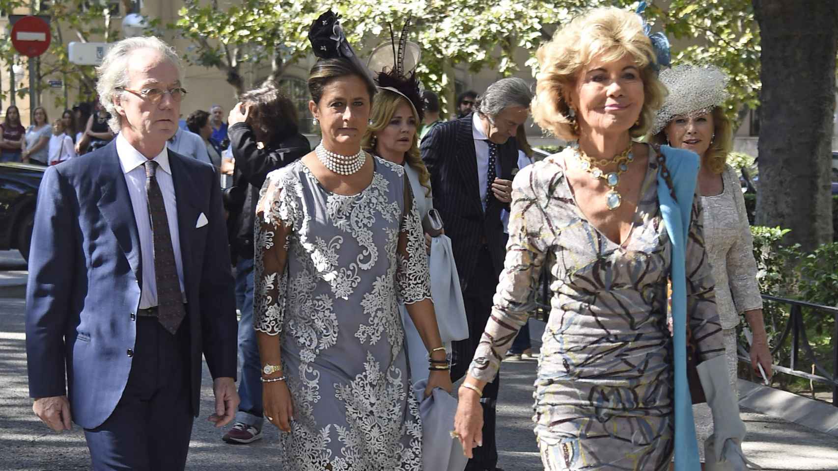Tessa de Baviera con los condes de Passi durante la boda de Luis Mártinez de Irujo y Adriana Marín EN 2016.