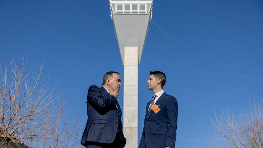 El director general de Centros Penitenciarios, Miguel Ángel Vicente, y el consejero de Educación, Ciencia y Universidades, Emilio Viciana, durante su visita al centro penitenciario de Estremera.