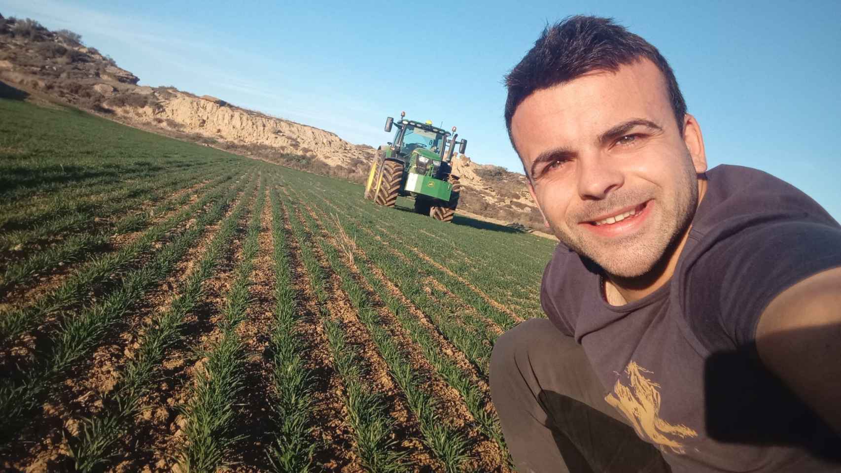 Un 'selfie' de Sergio Sánchez, agricultor de 28 años, junto a sus cultivos y su tractor.