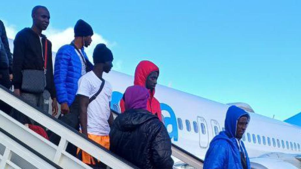 Inmigrantes bajando de un avión en Madrid.