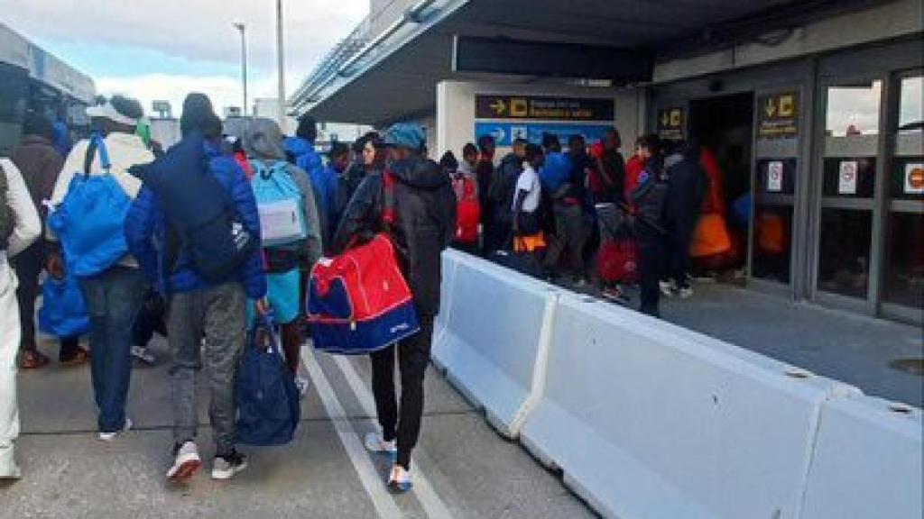 Inmigrantes recién llegados, entrando al Aeropuerto Adolfo Suárez Madrid-Barajas.