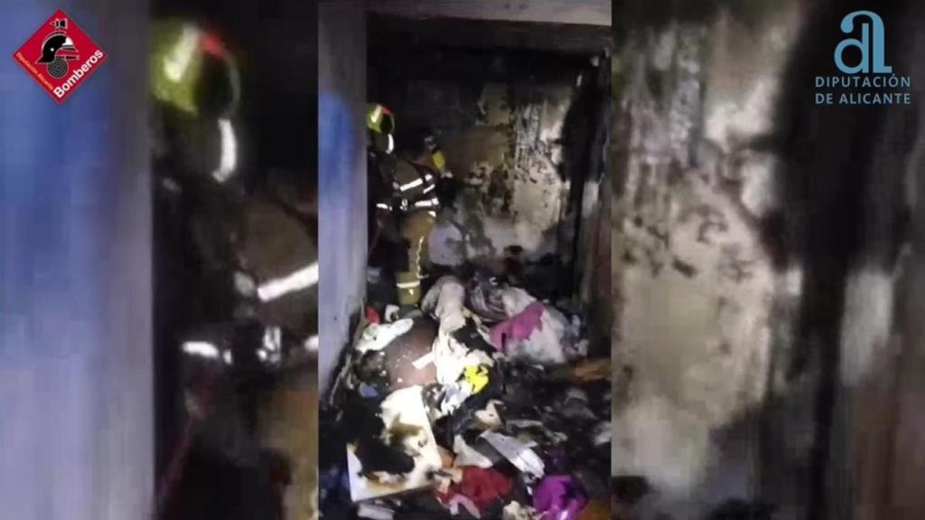 Imagen de la actuación de los bomberos en Torrevieja.