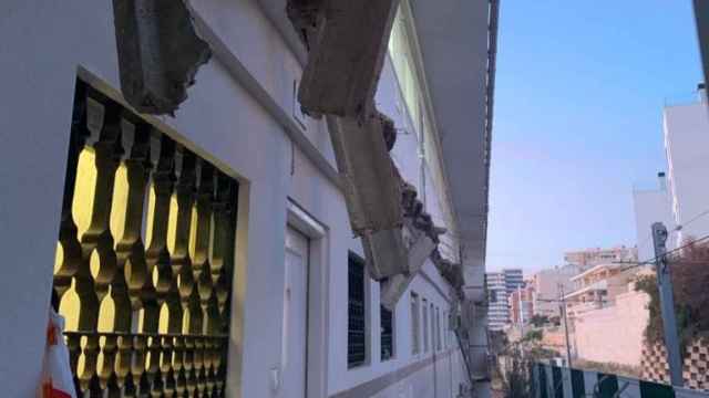 El derrumbe de varios voladizos obliga a desalojar un edificio de 44 viviendas en El Campello