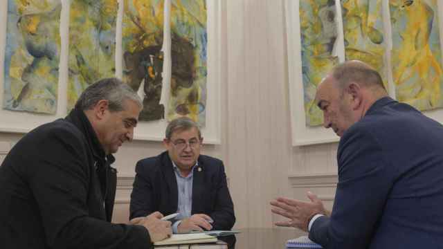 Visita del alcalde de Coca, Fernando Aceves, al presidente de la Diputación de Segovia, Miguel Ángel de Vicente.