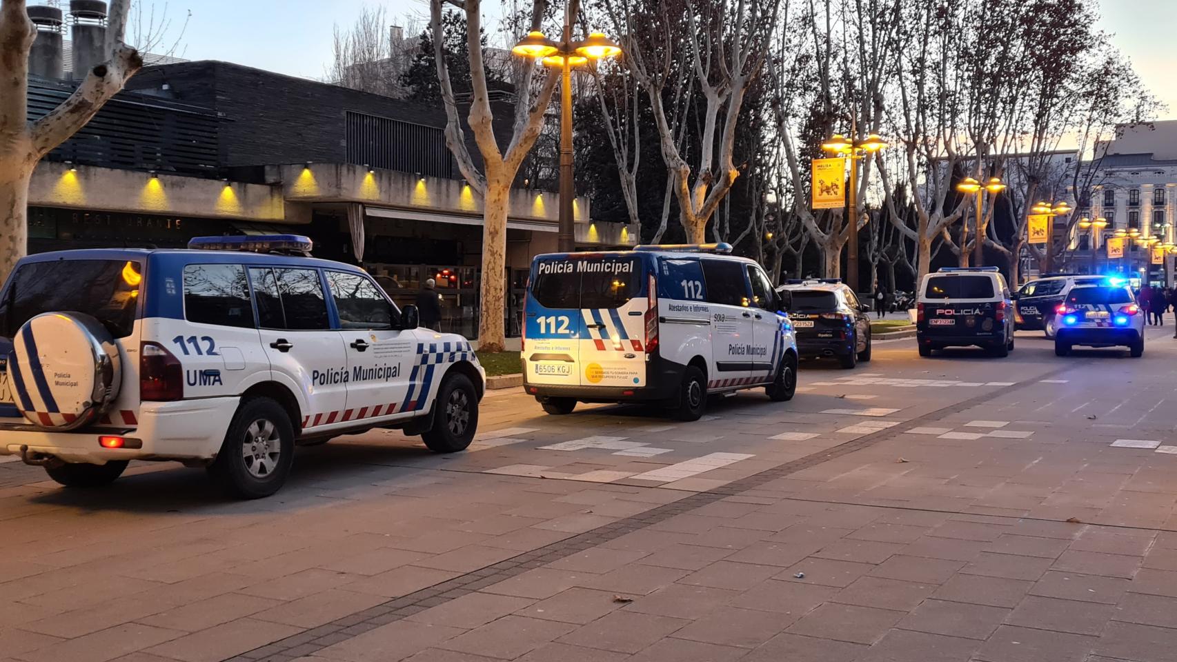 Vehículos de la Policía Local  de Zamora en el lugar de la agresión, este viernes.