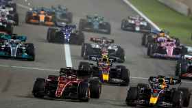 Max Verstappen, Red Bull, y Charles Leclerc, con Ferrari, luchan por la posición en Bahrein.