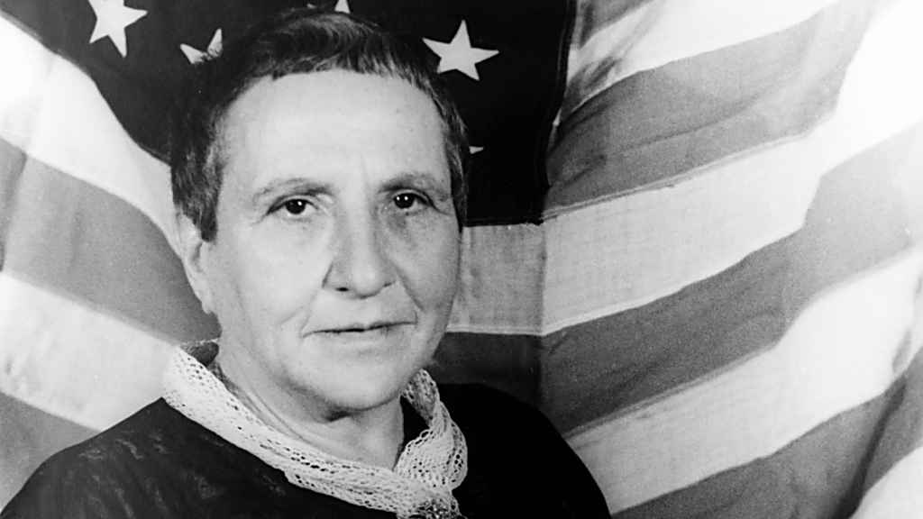 Gertrude Stein, fotografiada por Carl van Vechten en 1935 con la bandera estadounidense de fondo. Foto: Colección Carl van Vechten, Librería del Congreso de EE. UU.