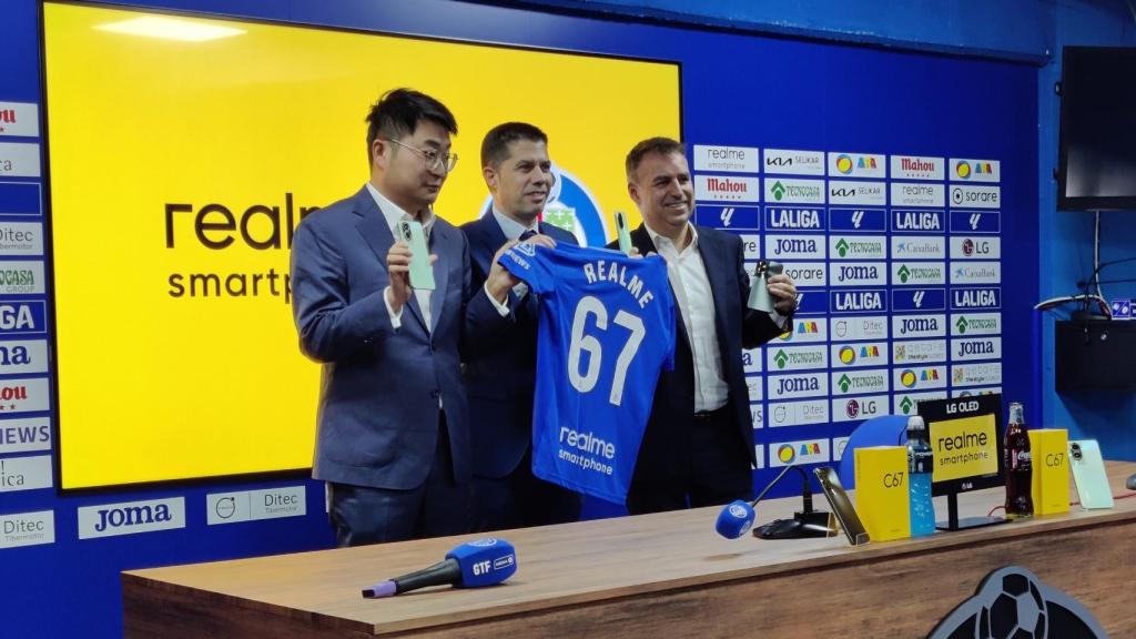 Los responsables de realme y el Getafe CF tras la firma del acuerdo
