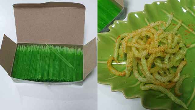 (A la izquierda) una imagen de una caja de palillos verdes; (a la derecha) una imagen de los palillos fritos y condimentados.