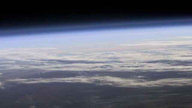 La capa de ozono en la estratosfera protege la vida en la Tierra.