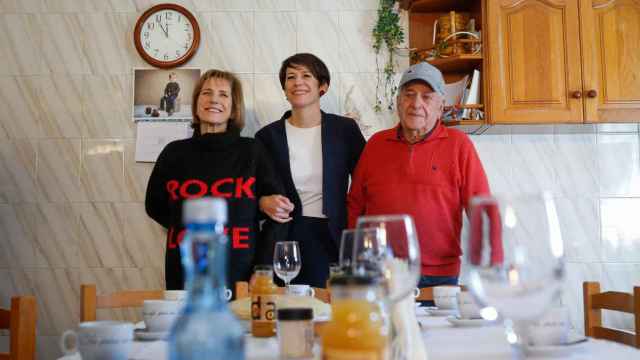 Pontón, en su cocina y con su familia en el primer acto de su campaña electoral