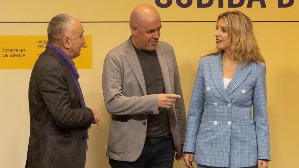 La vicepresidenta segunda del Gobierno y ministra de Trabajo y Economía Social, Yolanda Díaz (d), junto a los secretarios generales de CCOO, Unai Sordo (c), y de UGT, Pepe Álvarez (i).
