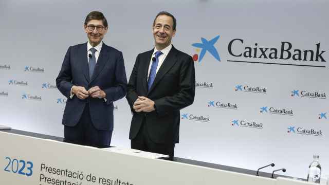 El presidente de CaixaBank, José Ignacio Goirigolzarri (izqda), y su consejero delegado, Gonzalo Gortázar, durante la presentación de resultados de este viernes.